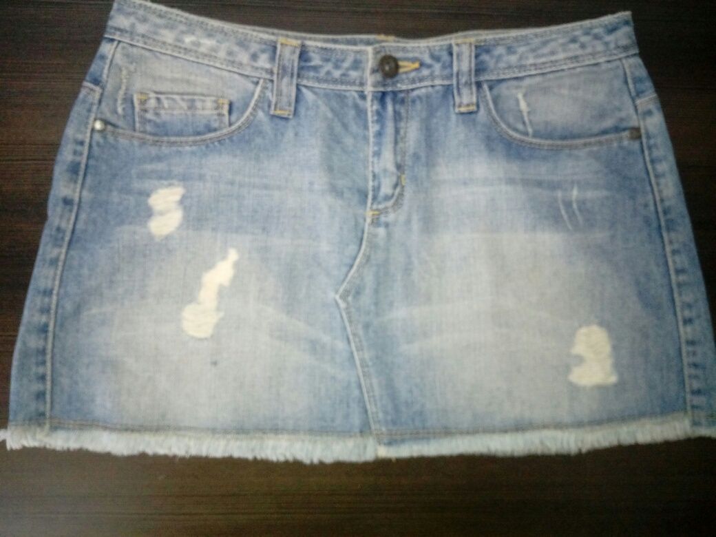 Jeansowa spódnica mini z przetarciami S