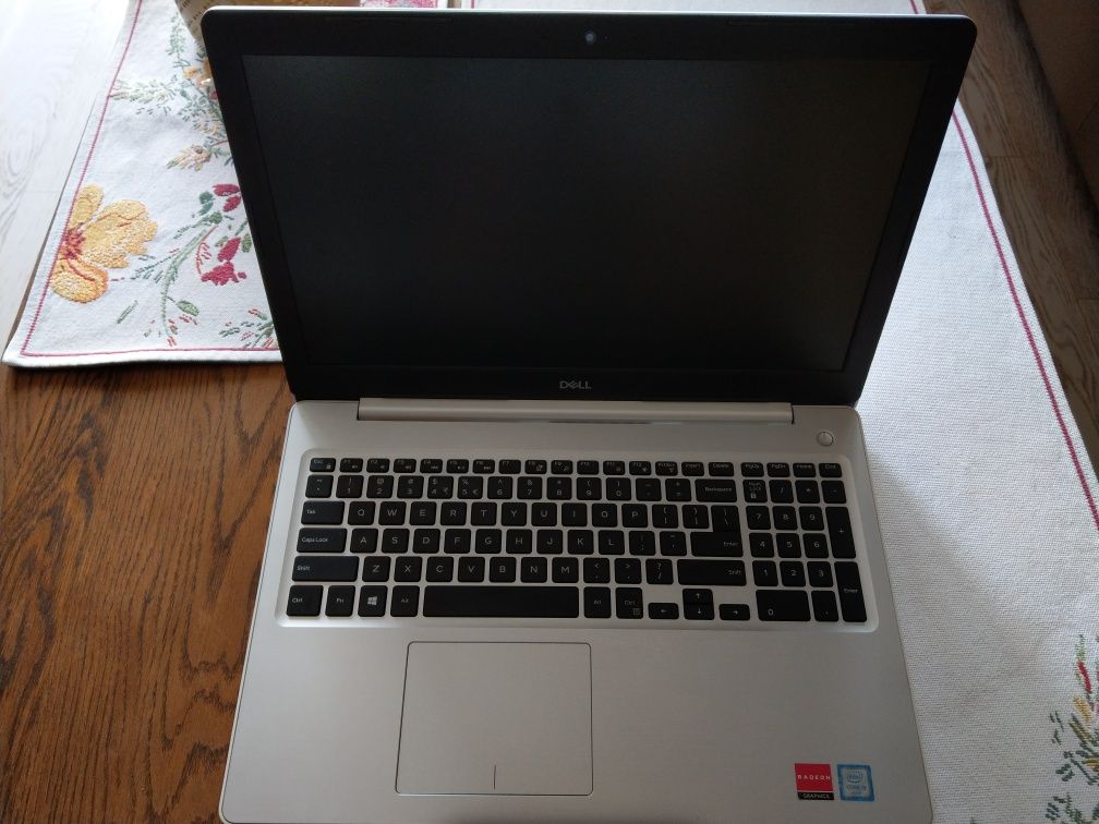Dell inspiron 5570 i3 SSD 250GB Radeon (2gb ram) 530 8Gb Ram HDD 1TB