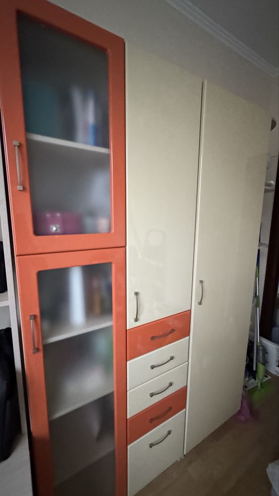 Стінка з меблями, шкафи, робочий стіл, шухляди