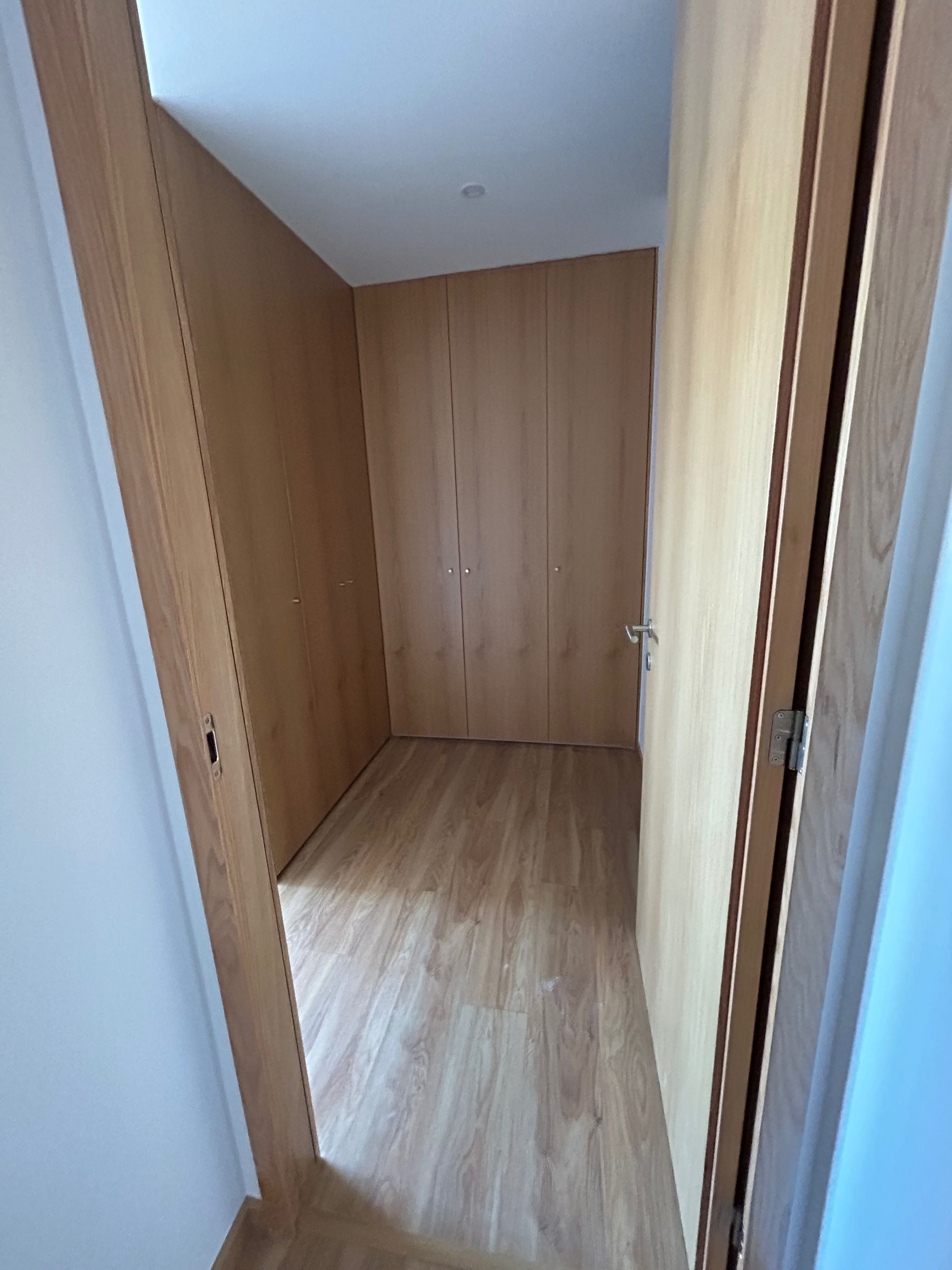 Alugo apartamento Novo com garagem junto à estação de Nine