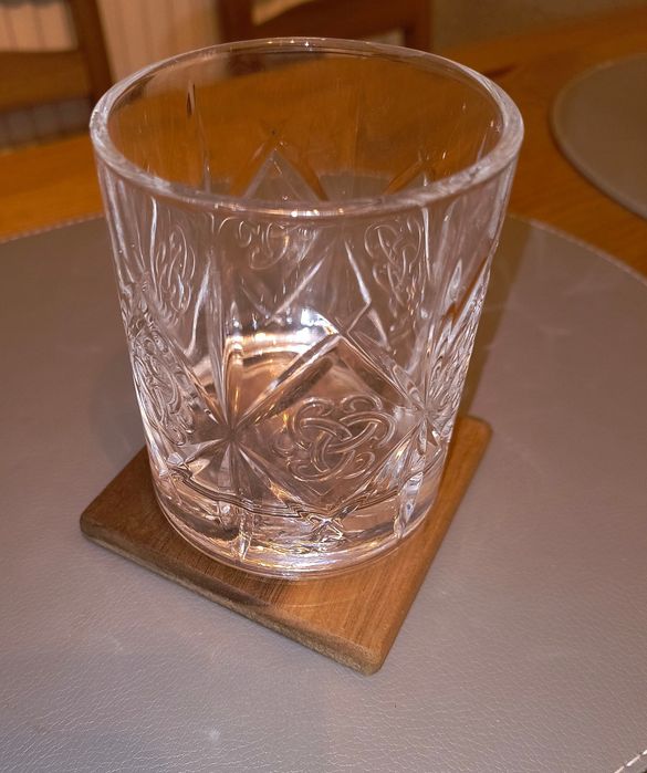 Podkładki pod szklanki drewniane na prezent . Orzech amerykański