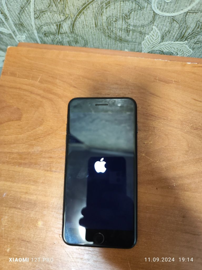 Продам телефон apple 7