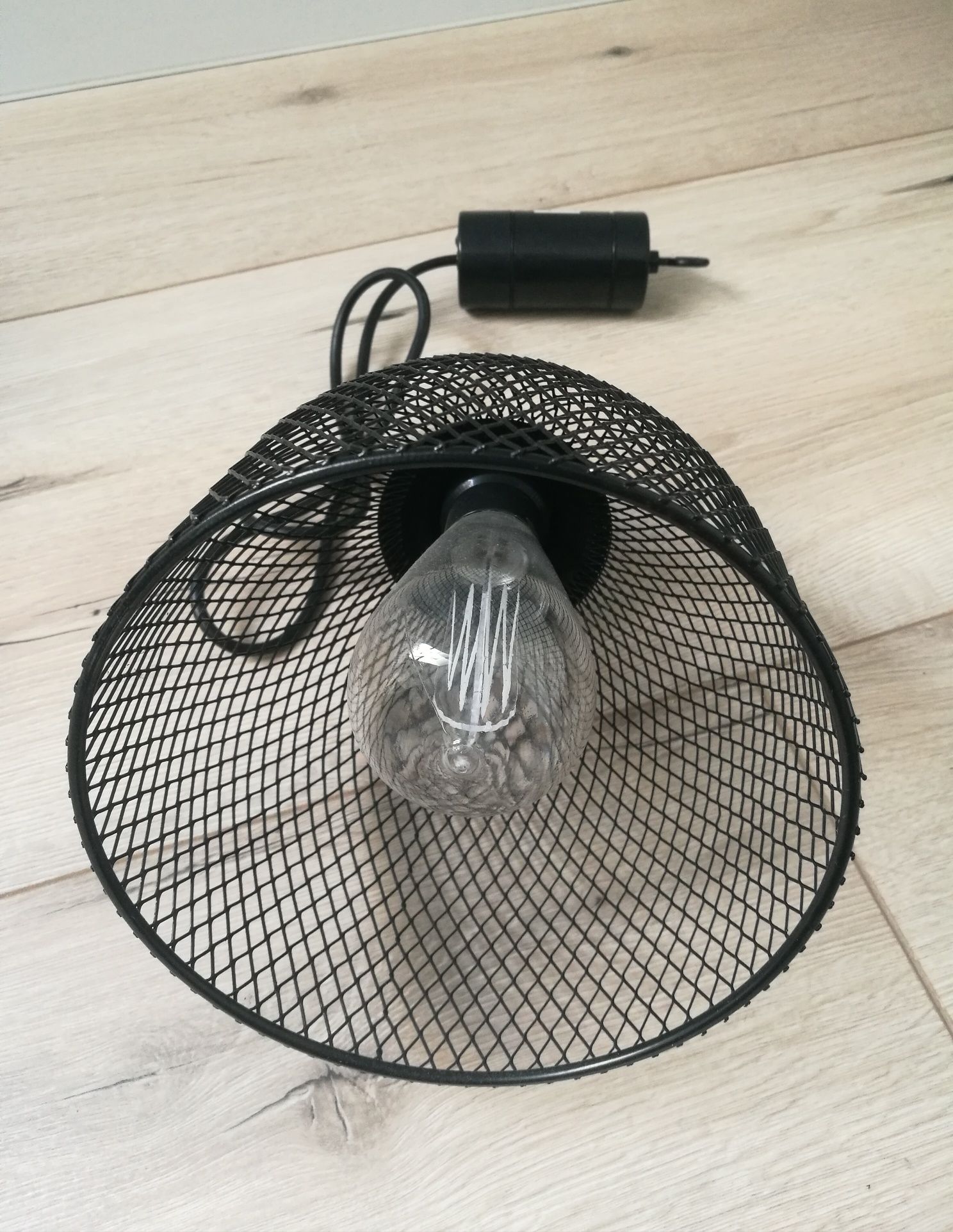 Metalowa lampa wisząca IP44 z funkcją timera