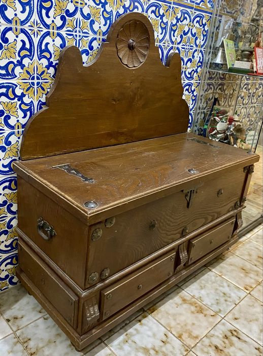 Banco e Arca de Madeira