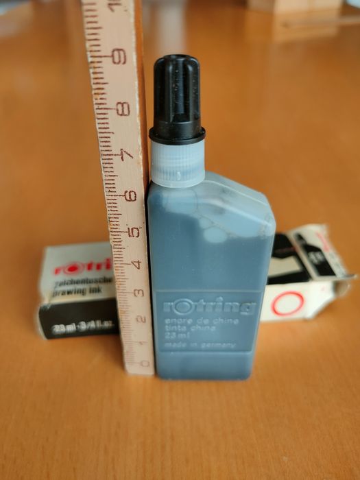 Conjunto de frascos de tinta antigos.