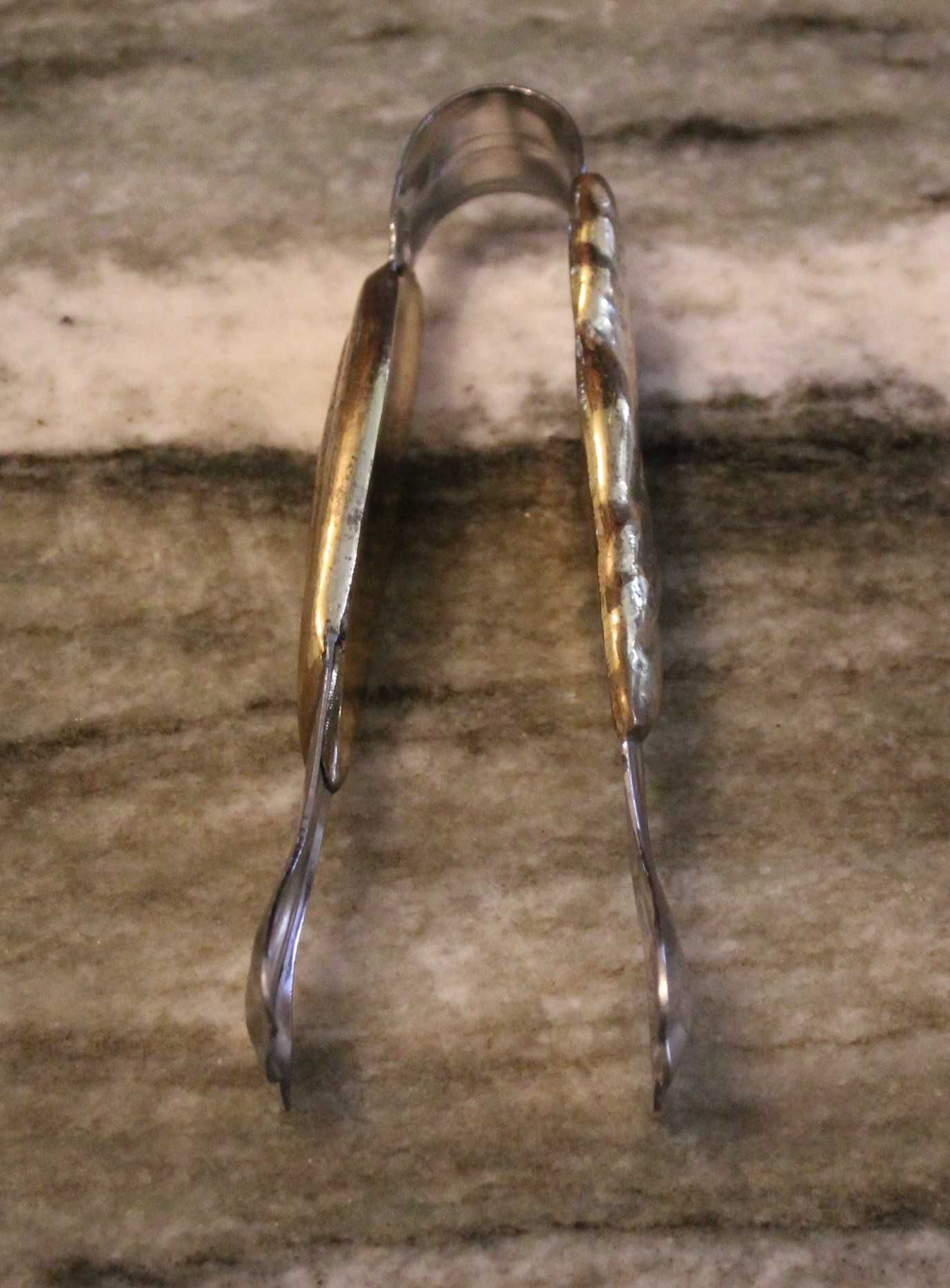 Pinça de gelo vintage, feita com dois metais diferentes.