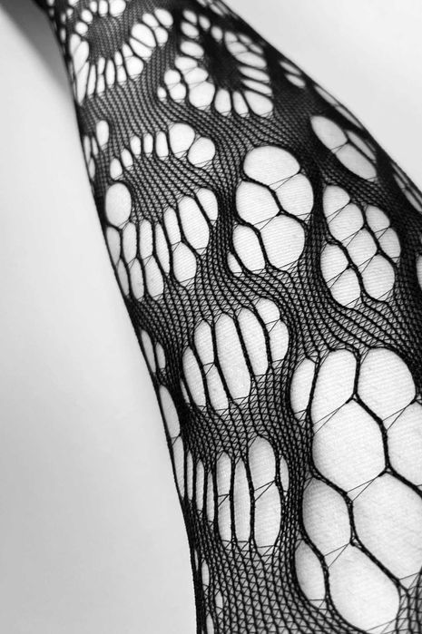 Rajstopy ażurowe czarne z otwartym krokiem rozmiar 3.