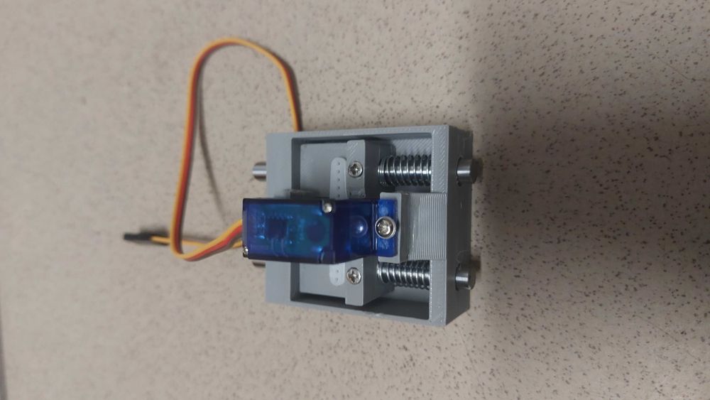 Mechanizm klap spustowych do łódki zanętowej