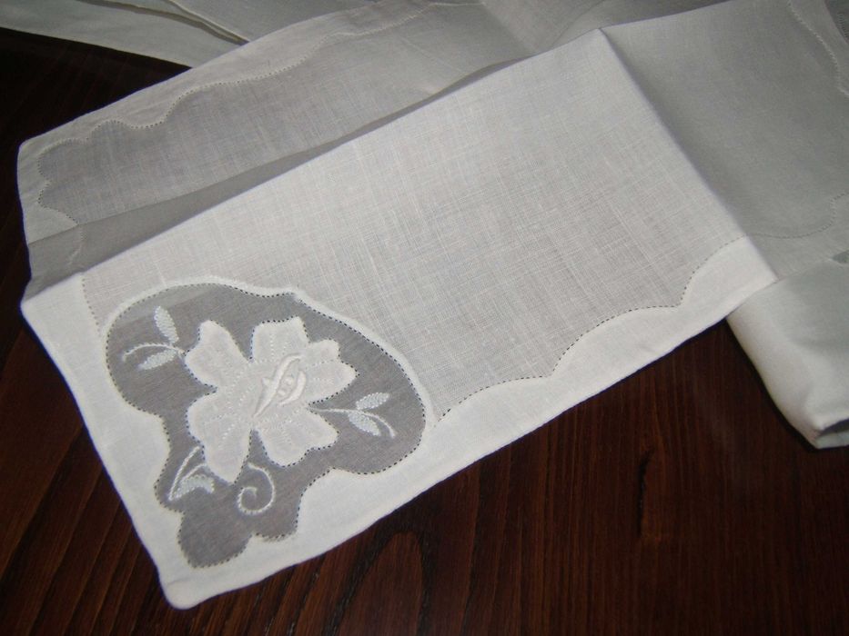 Toalha da Madeira em linho e organdi bordada