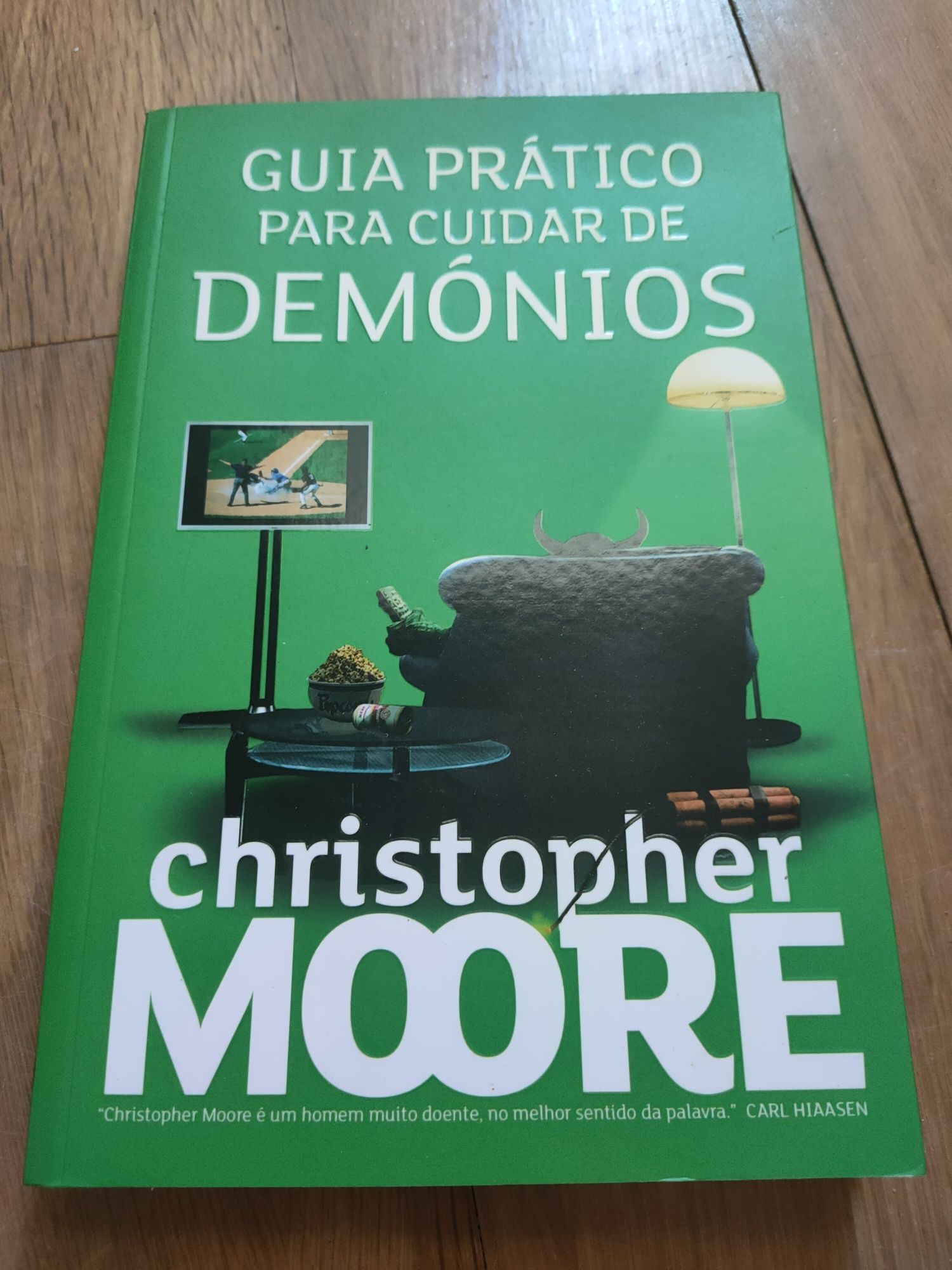 Livro Guia Prático para Cuidar de Demônios de Christopher Moore