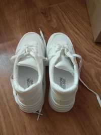 Кросівки білі, зручні