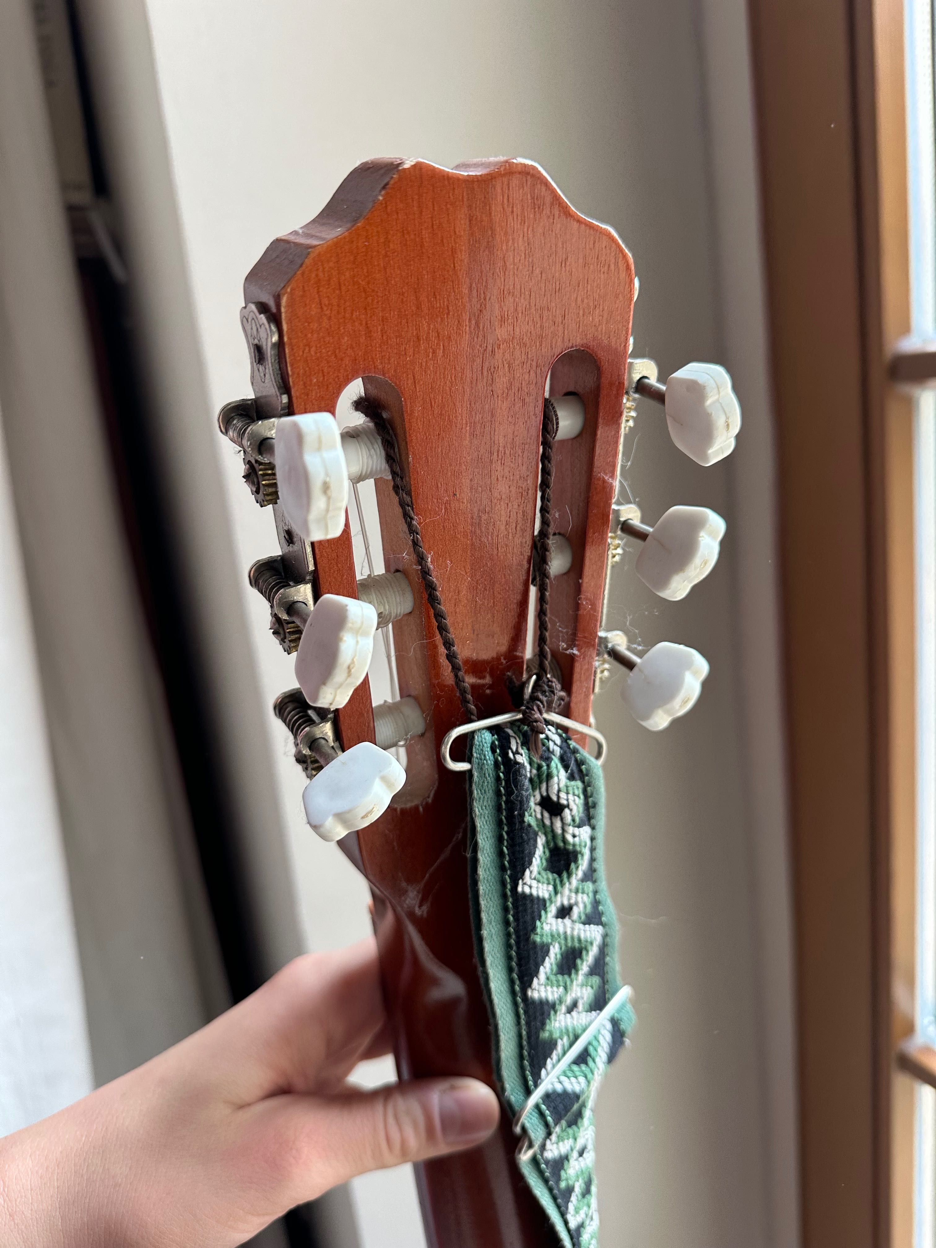 Gitara akustyczna z ozdobną rozetą