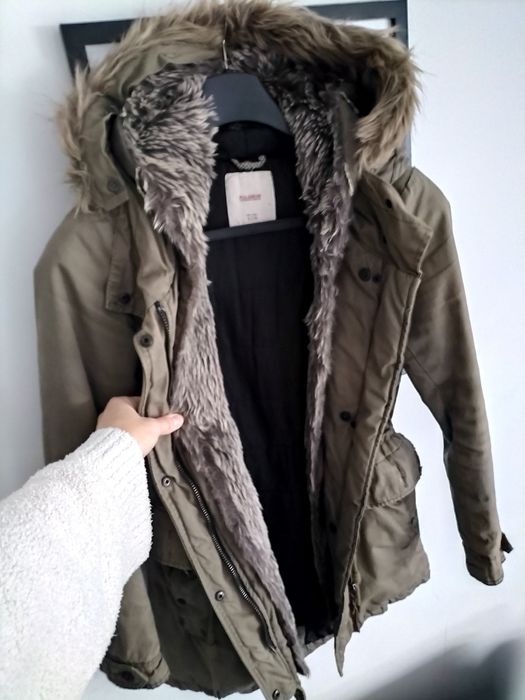 Długa khaki parka kurtka z futerkiem w kołnierzu rozmiar S Pull&Bear