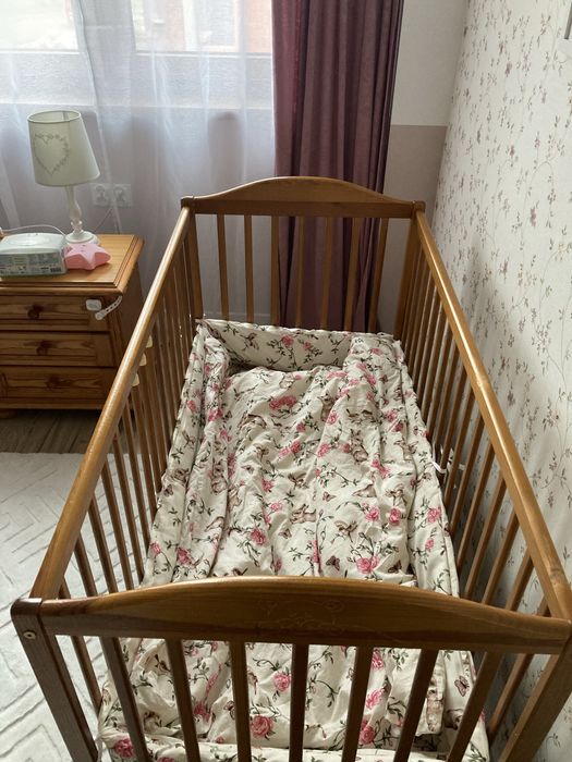 Łóżeczko niemowlece drewniane sosnowe z dobrym materacem