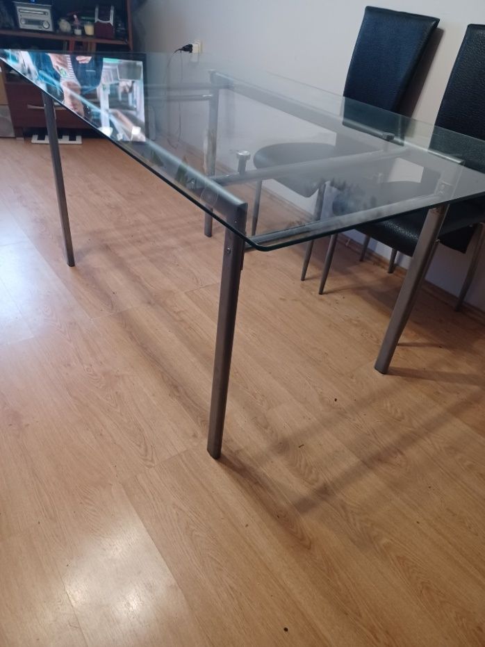 Stół szklany do salonu