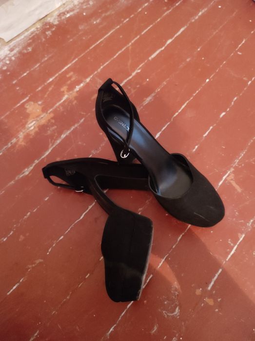 Туфлі на високому підборі