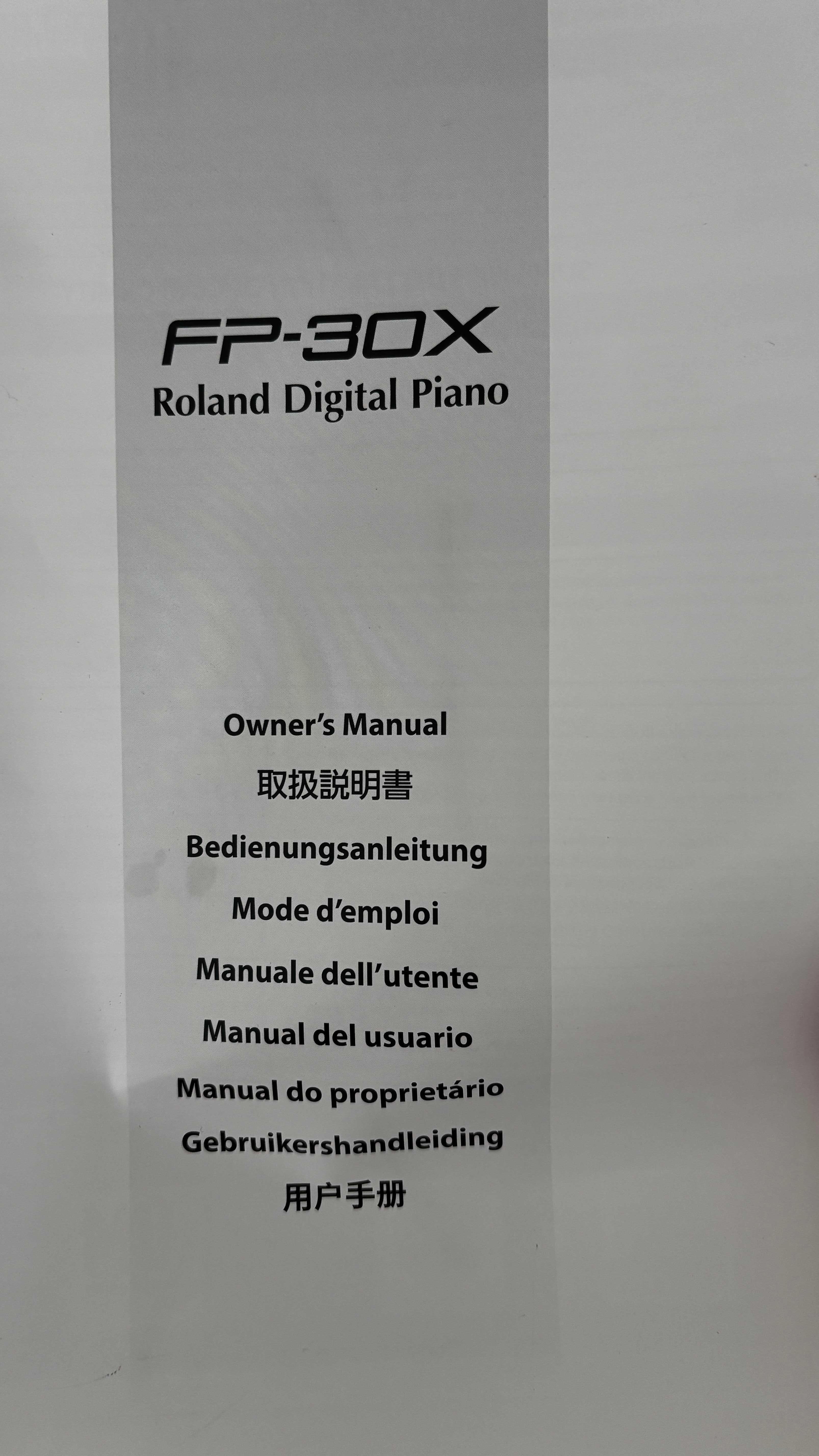 E-Piano Roland FP30X com suporte e pedais (1,5 anos)