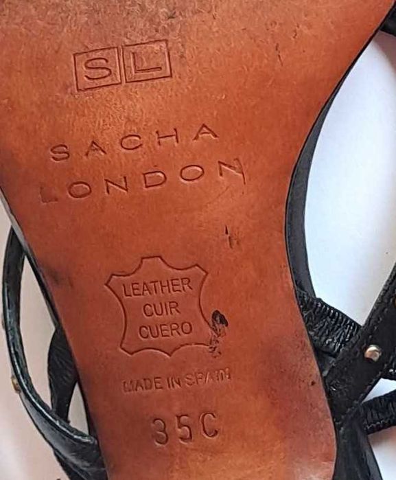 Sandálias em pele preta