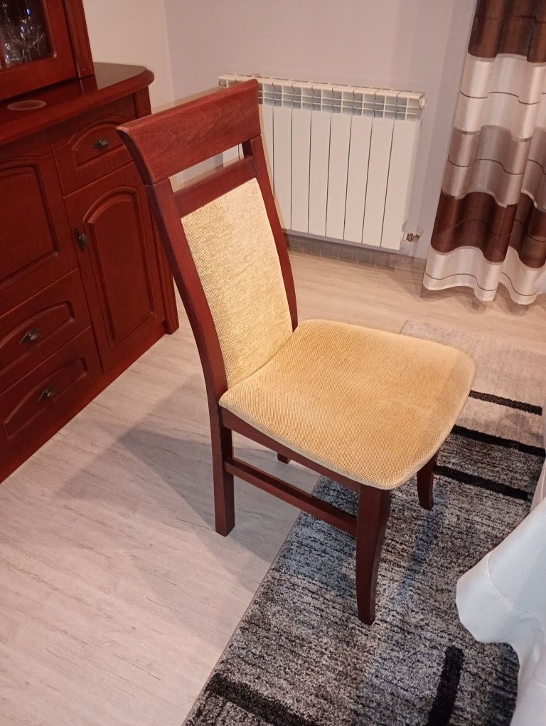 Stół z krzesłami i ława