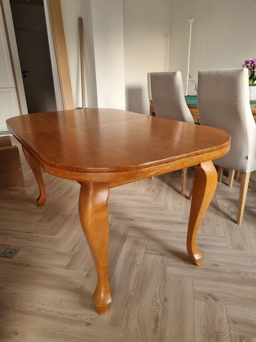 Zestaw drewnianych mebli