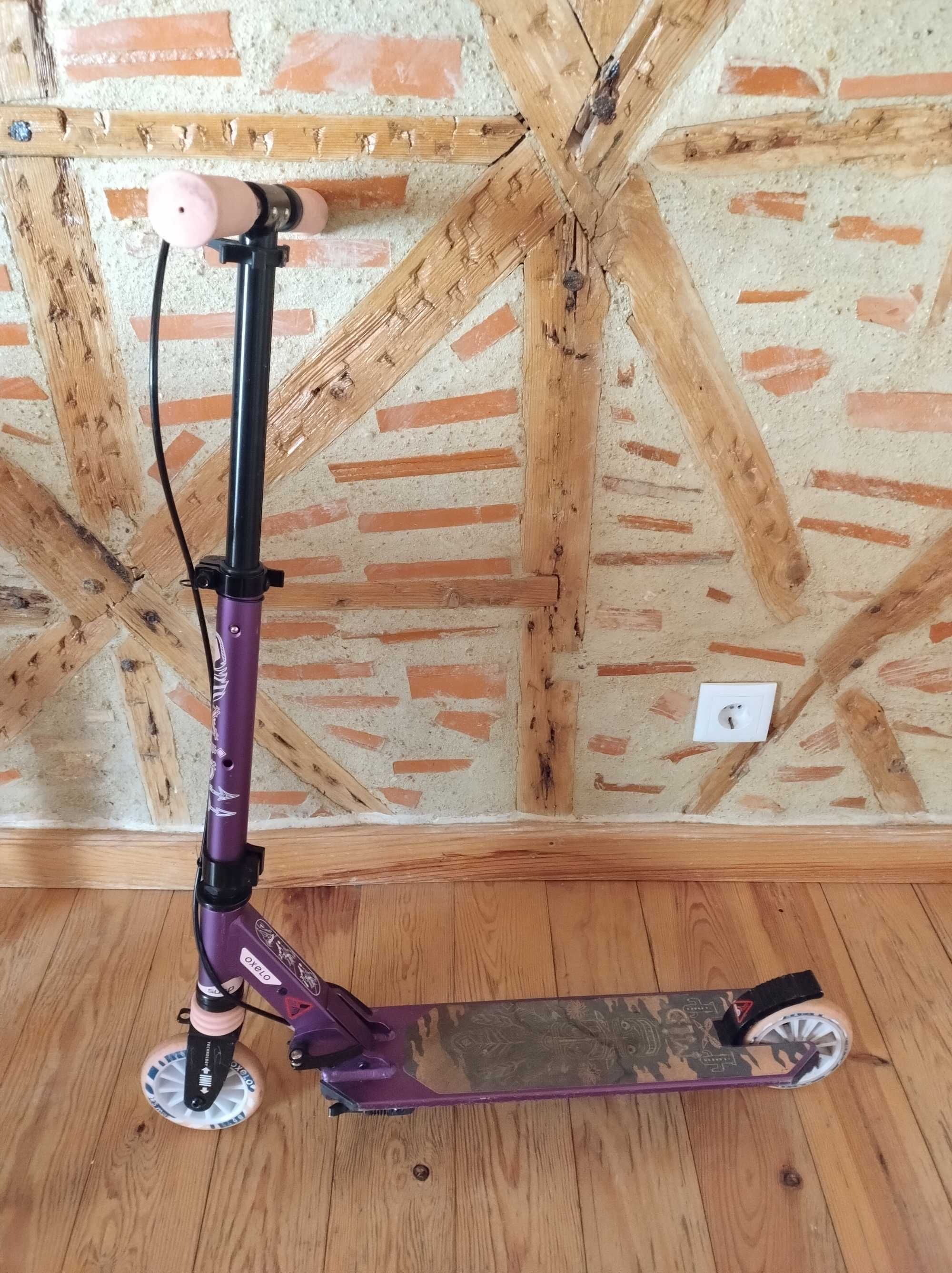 Trotinete Decathlon Mid 5 com travão no guiador