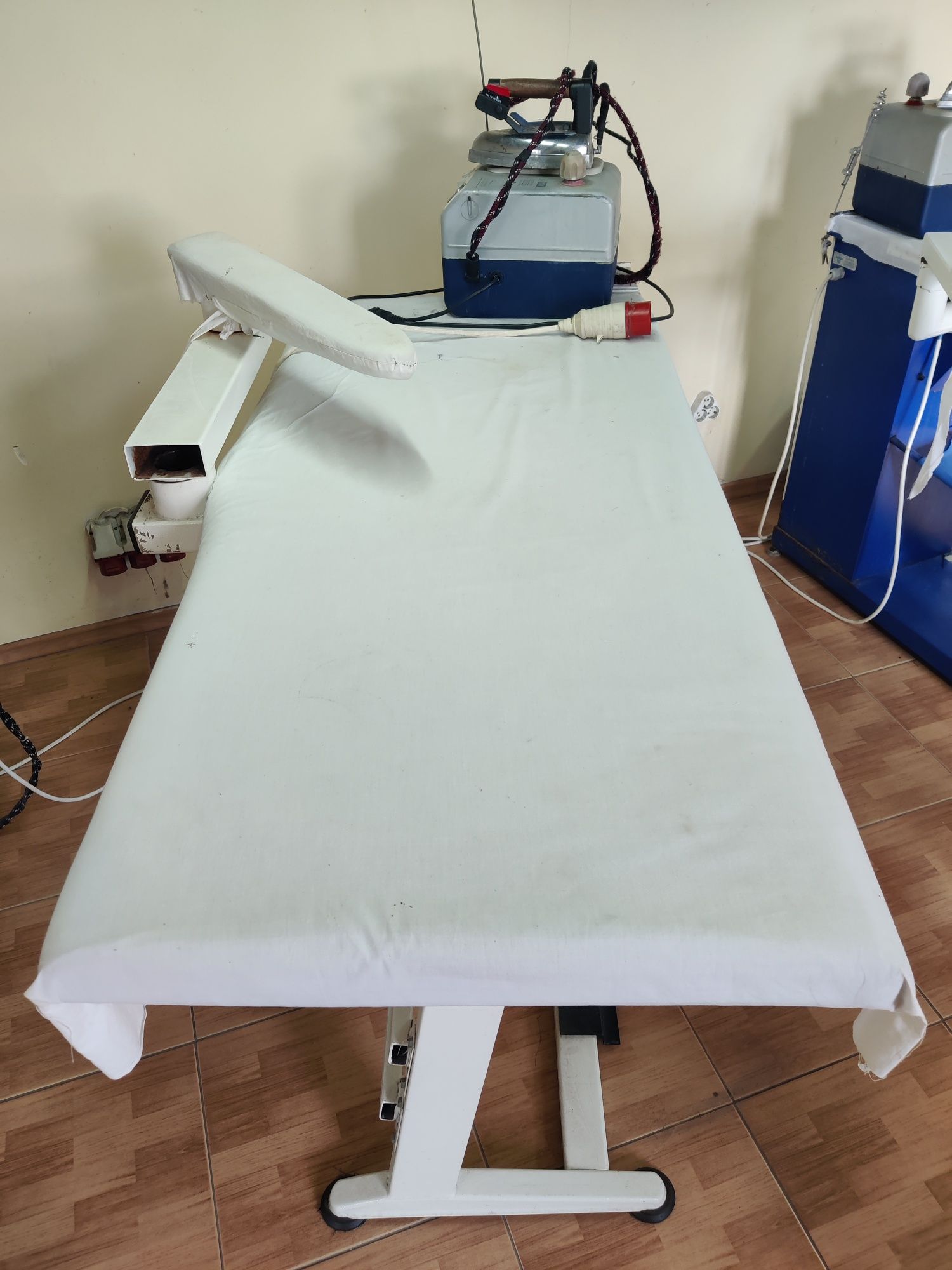 Прасувальний стіл Ebro EB-4UT з праскою Silter super mini 2035 3,5L