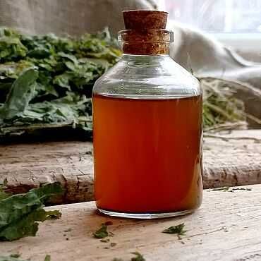 Сок чистотела. Очень полезный. Есть в большом количестве.