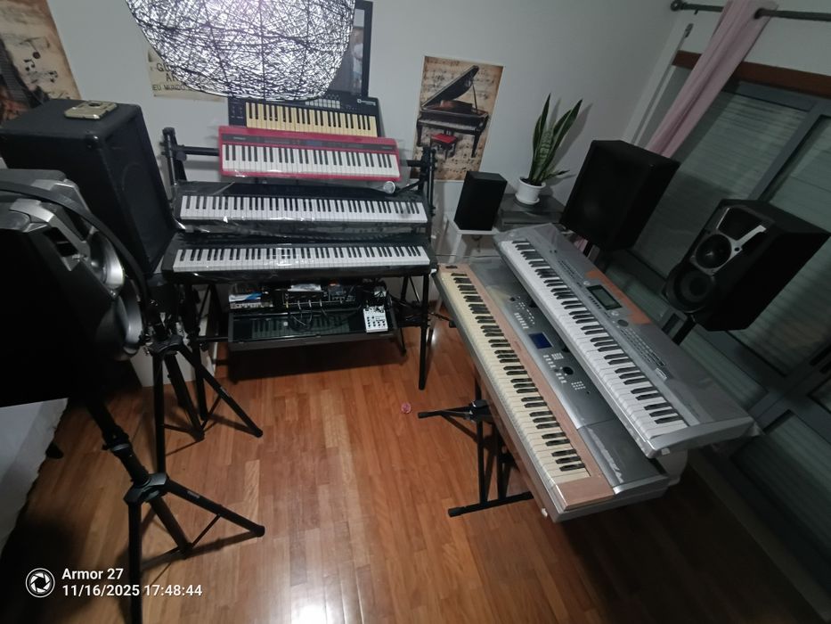 7 Teclados , Amplificador, Suporte, Mesa som, suportes, microfone