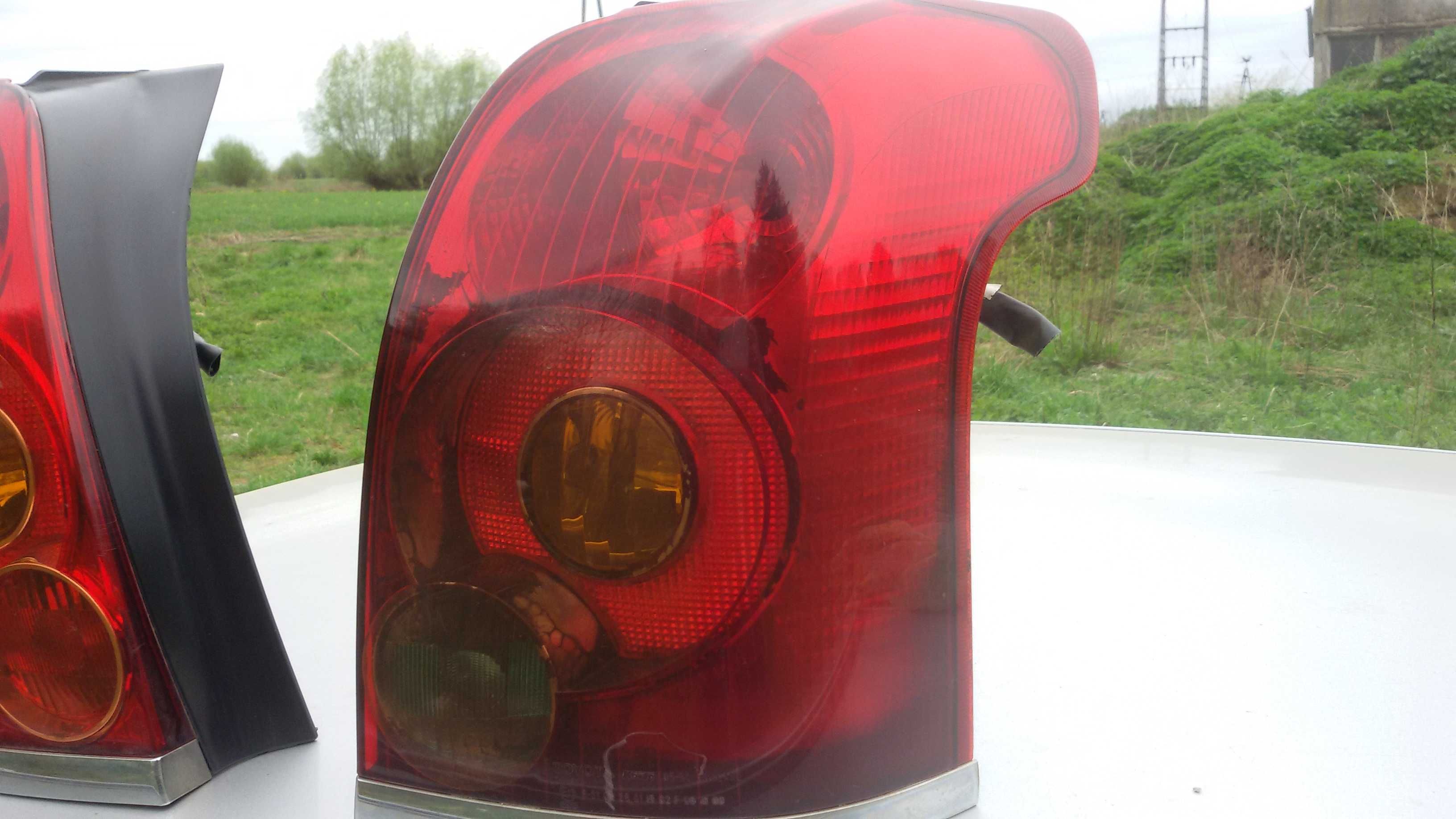 Lampa tylna Toyota Avensis T25 Kombi PRAWA