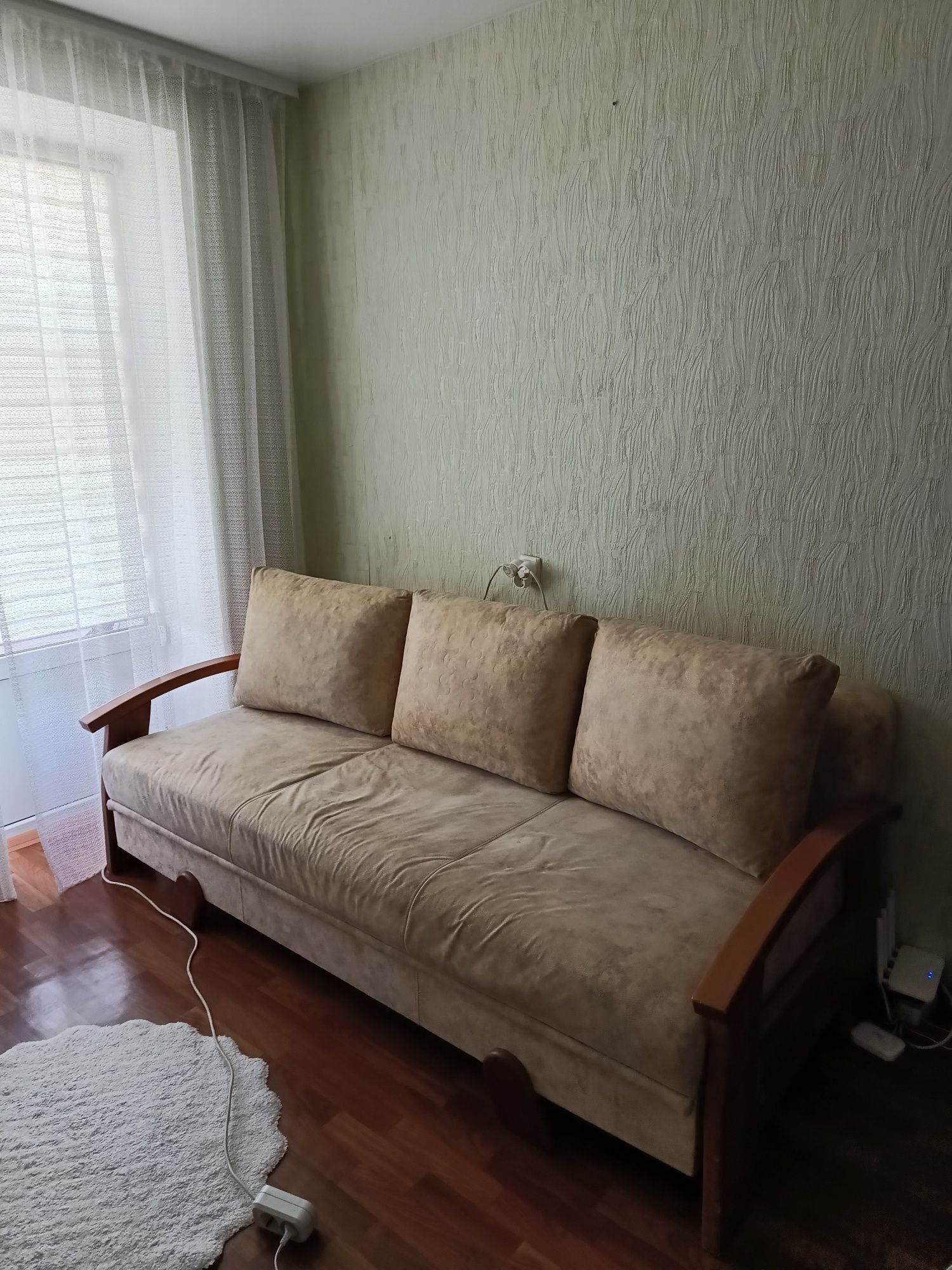Продам великий кожаний диван