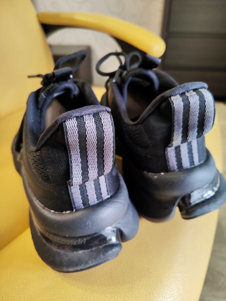 Фирменные кроссовки "Adidas"