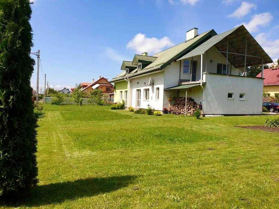 Продаж котеджу з ремонтом в смт Запитів + 10 соток ділянка.