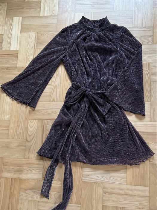 Fioletowa błyszcząca sukienka