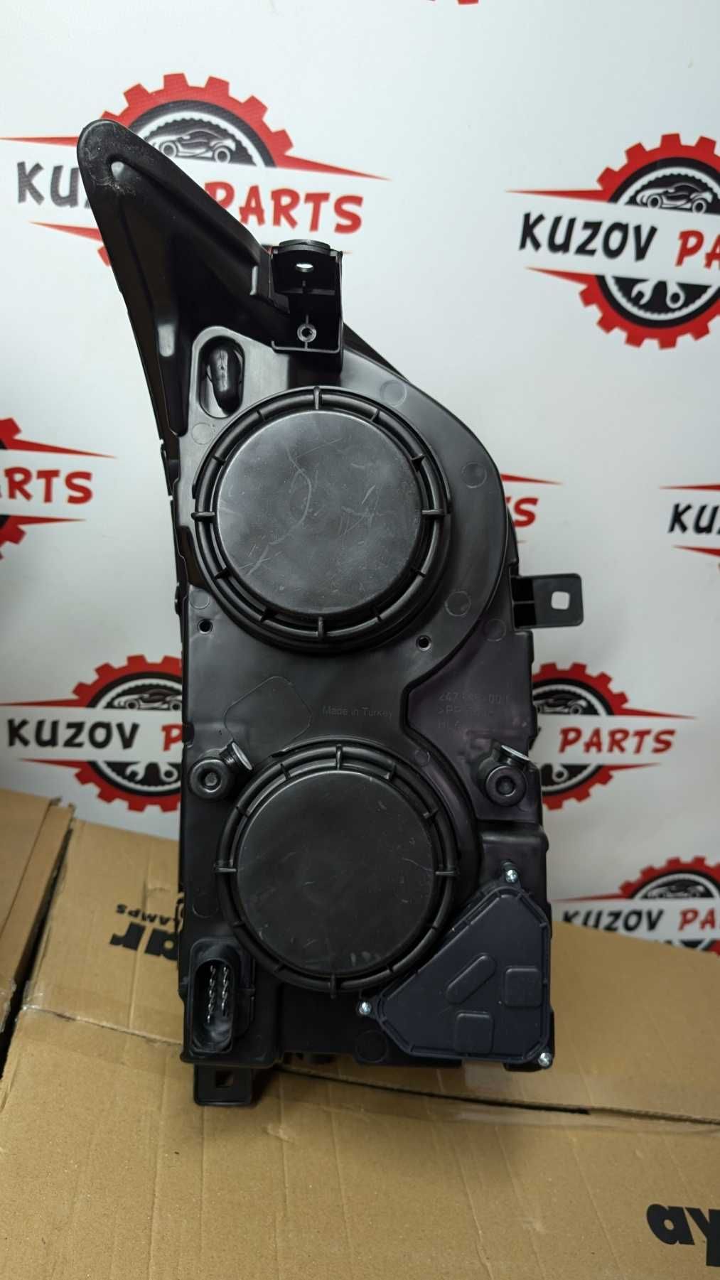 Фара передня Volkswagen Crafter 2006-2013