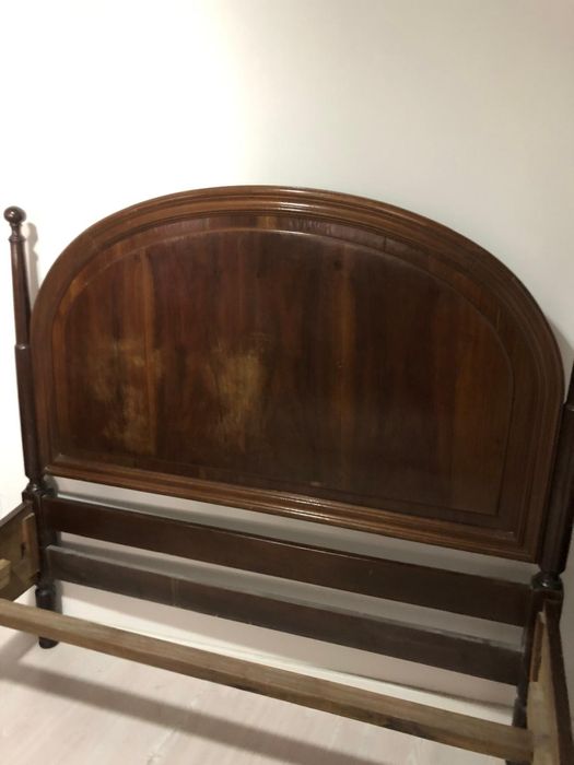 Cama de madeira.