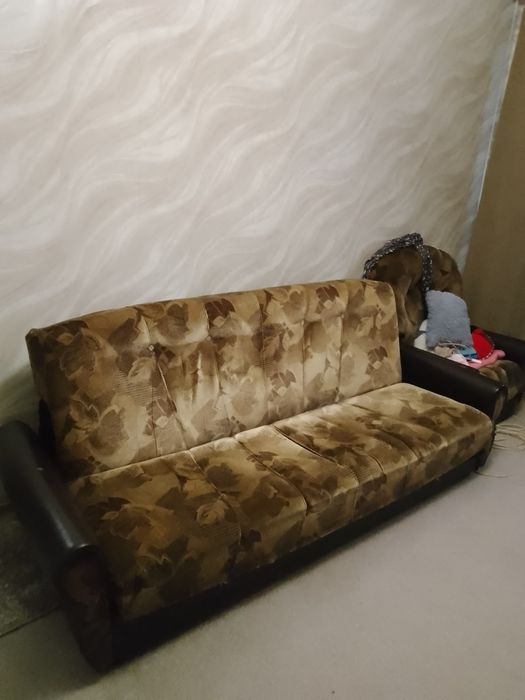 Диван книжка коричневого кольору, бу