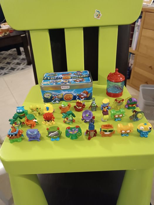 Zestaw zingsow z metalowym pudełkiem.