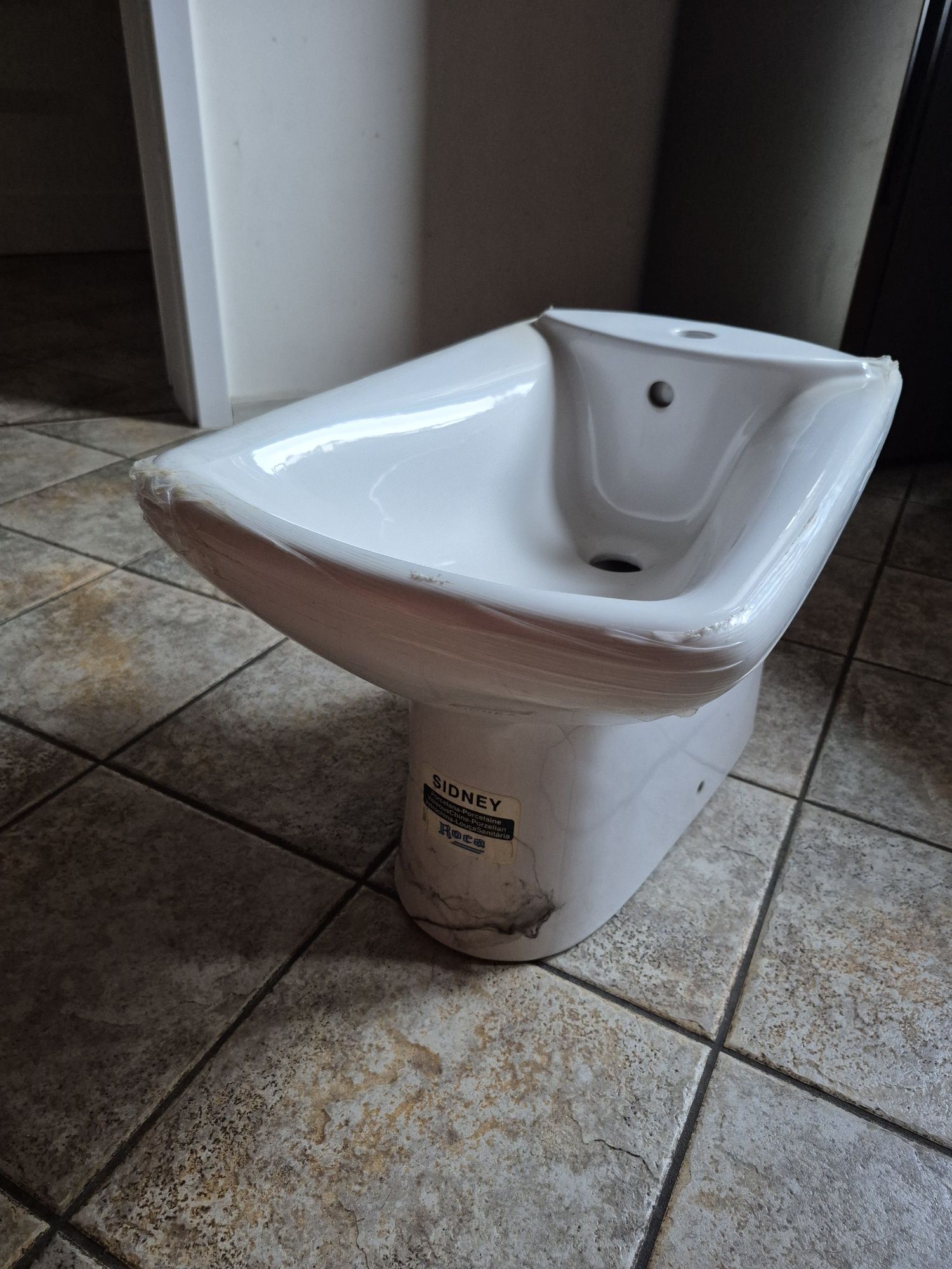 Nowa umywalka z słupkiem i bidet z przykrywką La Roca