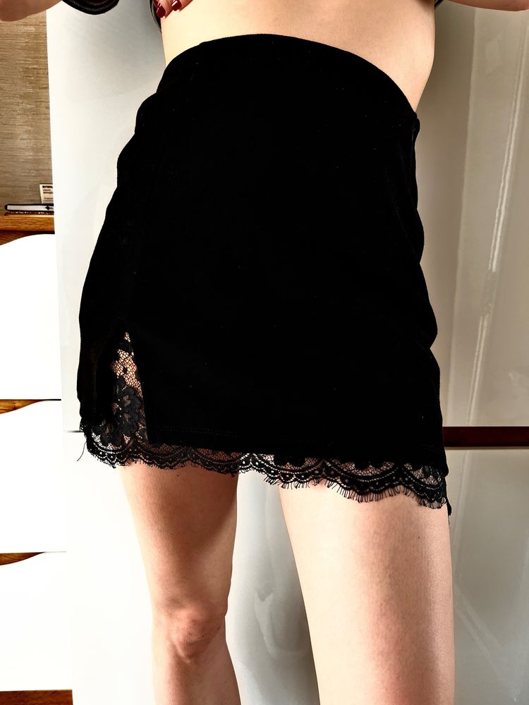 Zamszowa spódniczka spódnica mini SinSay z koronką