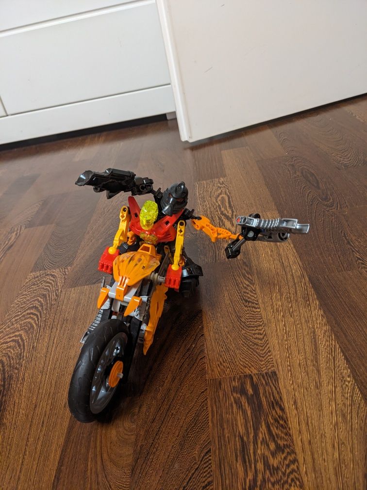 Od 2705 do 30.05..Klocki LEGO. Motor i dwie figurki. Kompletne