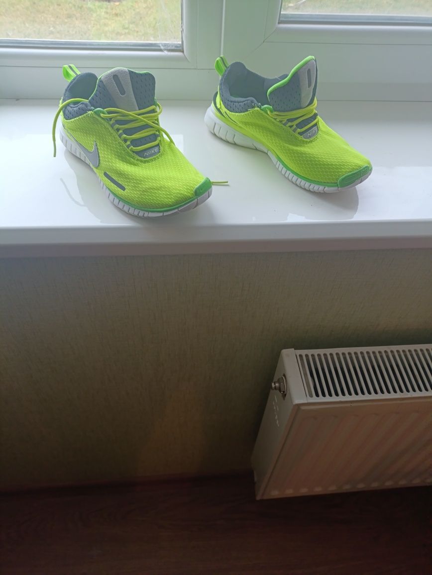 Продам кроссовки женские Nike