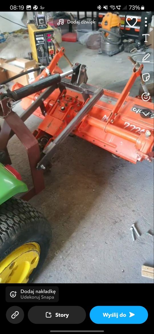 John Deere 300 – traktorek z zamiatarką, wiertnicą, glebogryzarką, kos