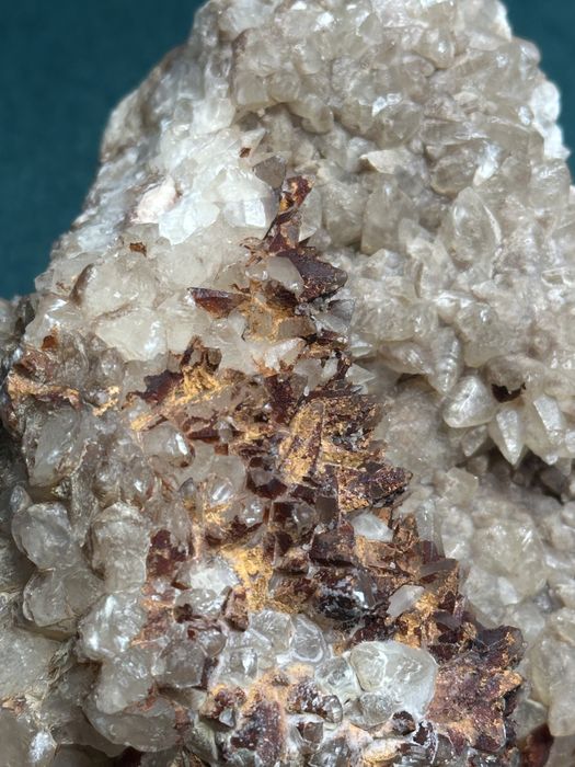 Kalcyt ‚Psie Kły” z hematytem - Maroko