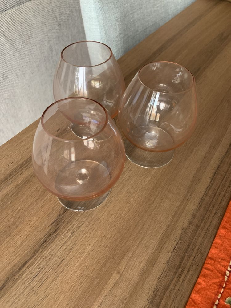 Conjunto de 3 copos de bebida espirituosa em vidro cor de rosa