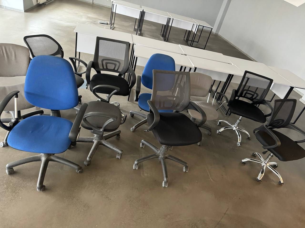 Розпродаж меблів навчального закладу стільці столи тумби