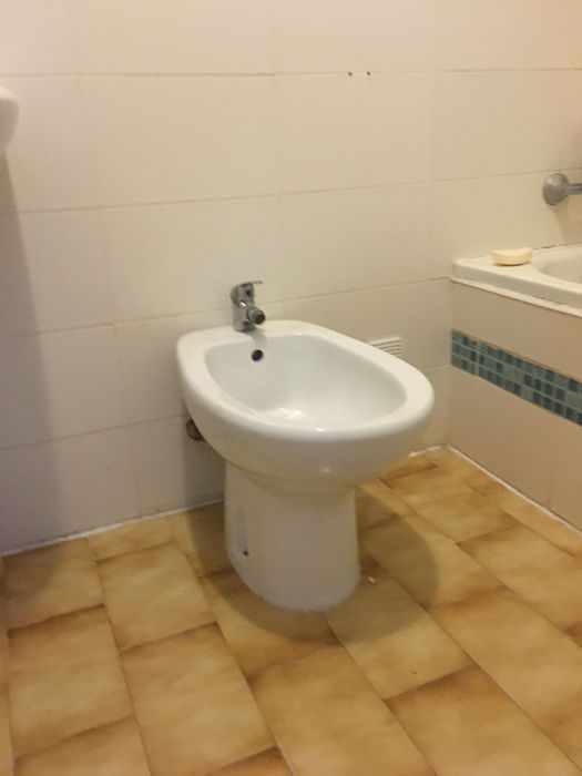 Conjunto de casa de banho. Não inclui torneiras