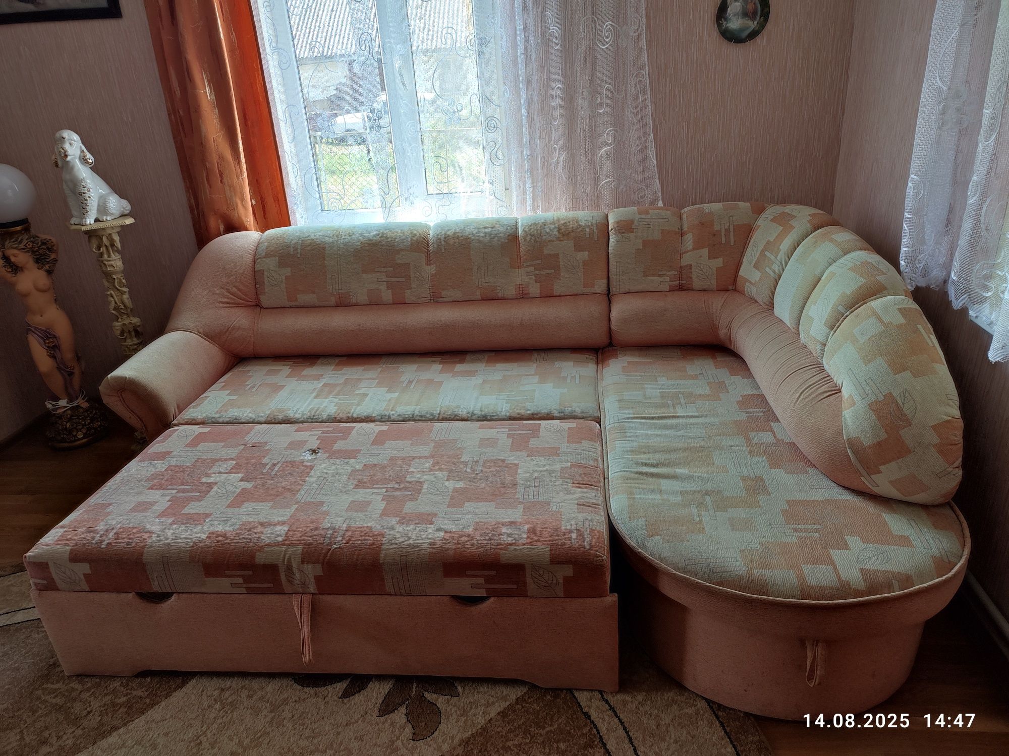 Кутовий диван у вітальню