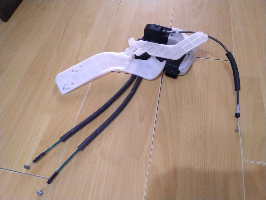 Замок двери Hyundai IX35 задней правой 81420-2S000.