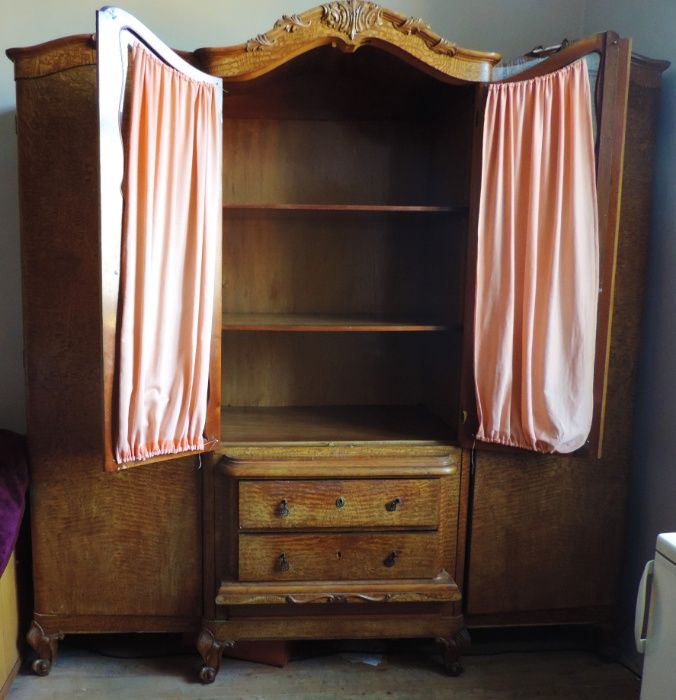 набір старовинних антикварних меблів з карельської берези