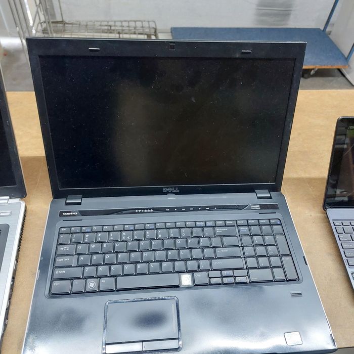 Trzy laptopy na części